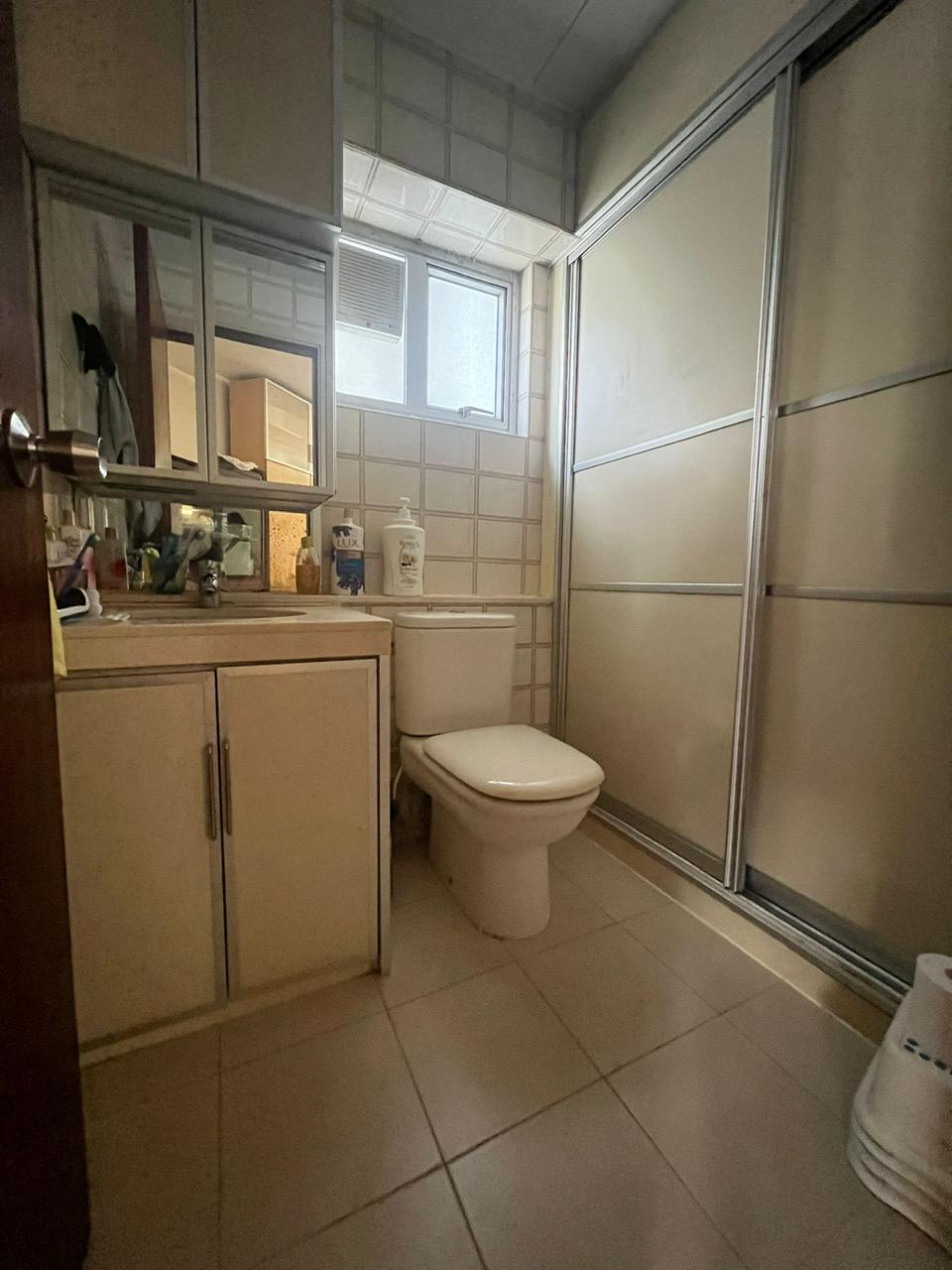 太古城三房一手買入40年後沽出,廚房及浴室裝修富年代感,惟空間闊落實用。(代理提供)