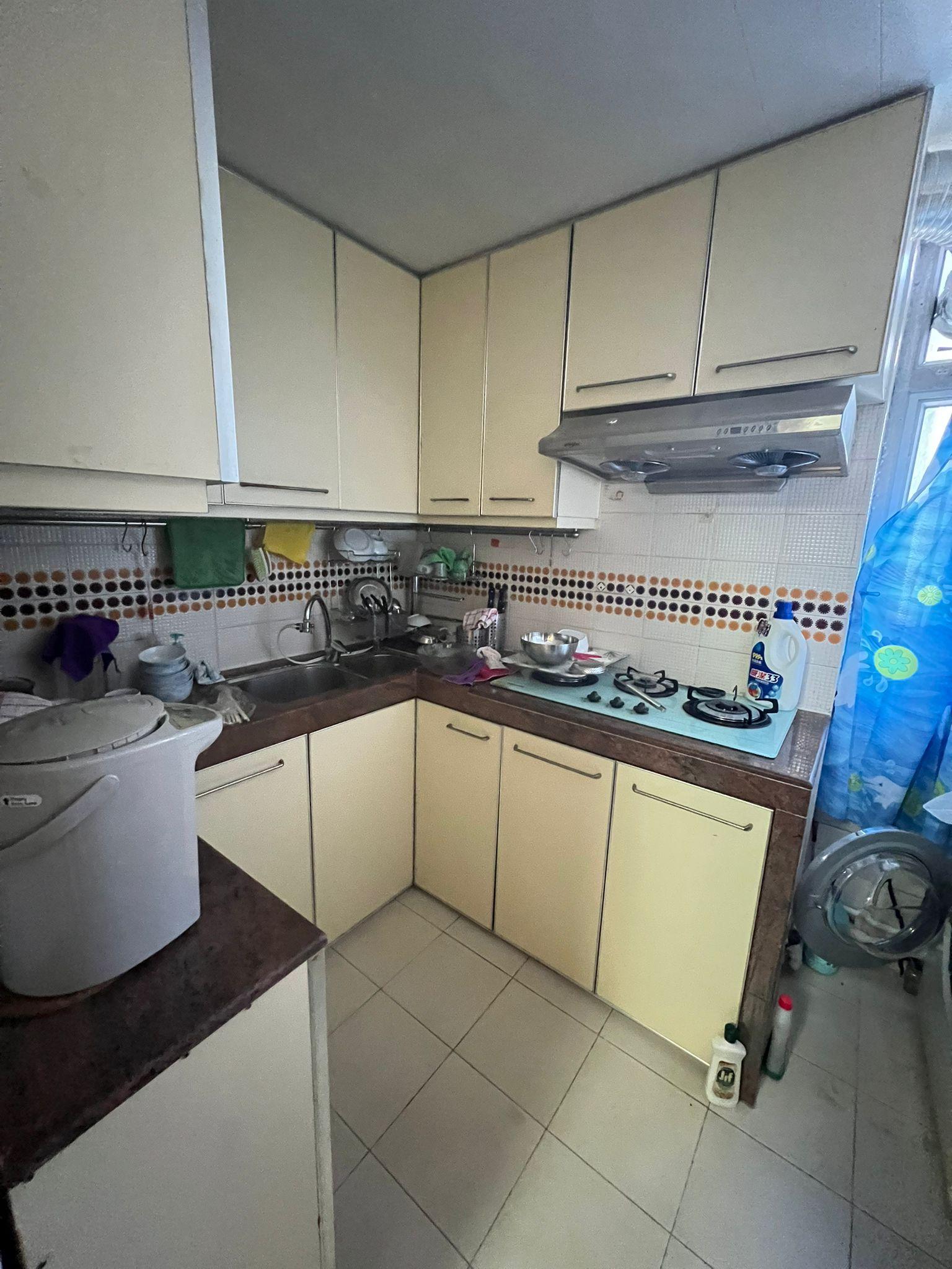 太古城三房一手買入40年後沽出,廚房及浴室裝修富年代感,惟空間闊落實用。(代理提供)