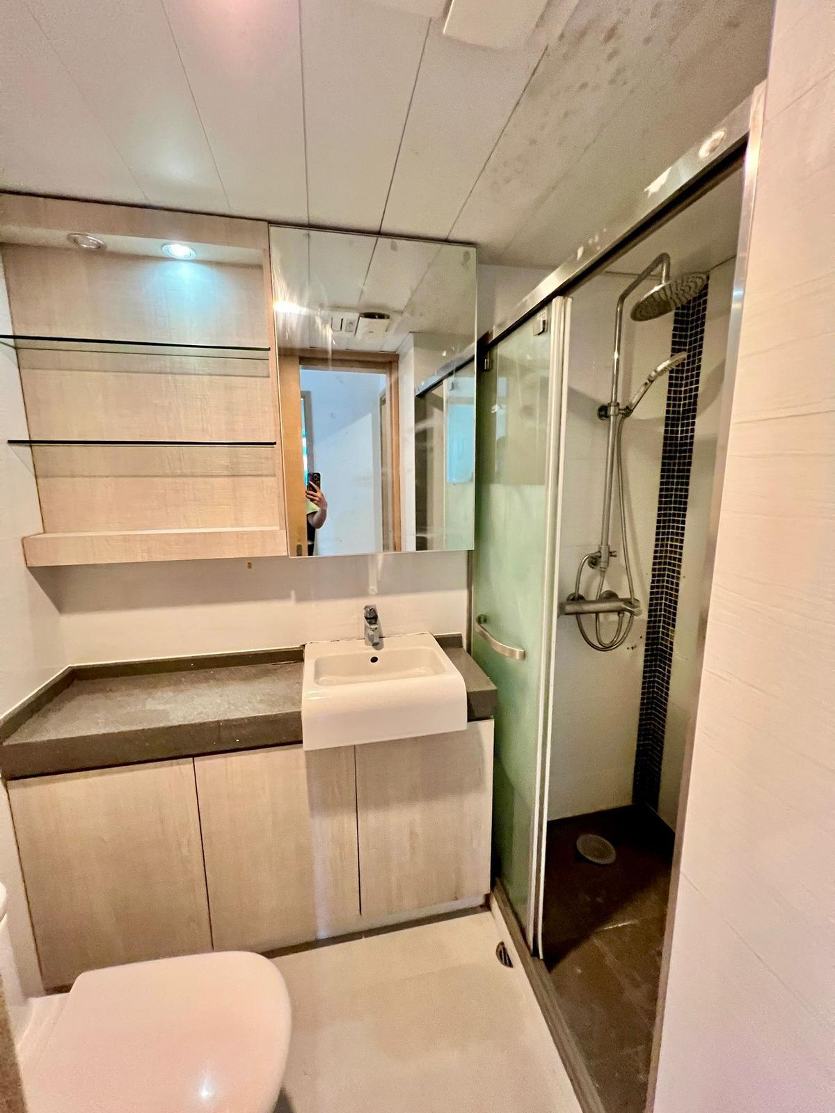 東涌映灣園高層兩房蝕讓盤,浴室間隔闊落實用。(代理提供)