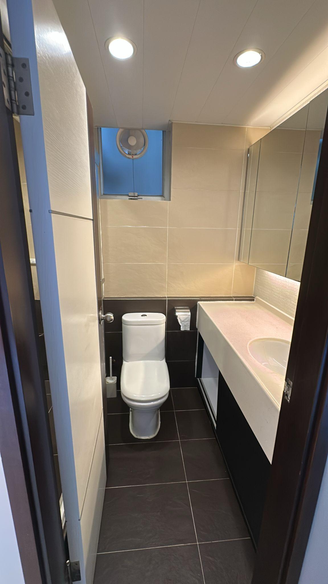 太古城兩房企裝蝕讓盤,浴室裝修亦十分新淨。(代理提供)