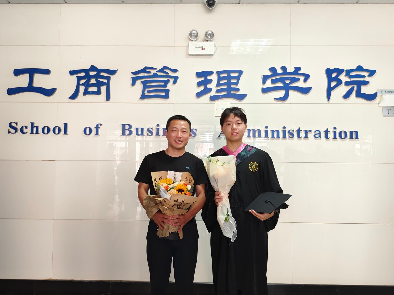 Tom當年毅然選擇到武漢升學。(受訪者提供)