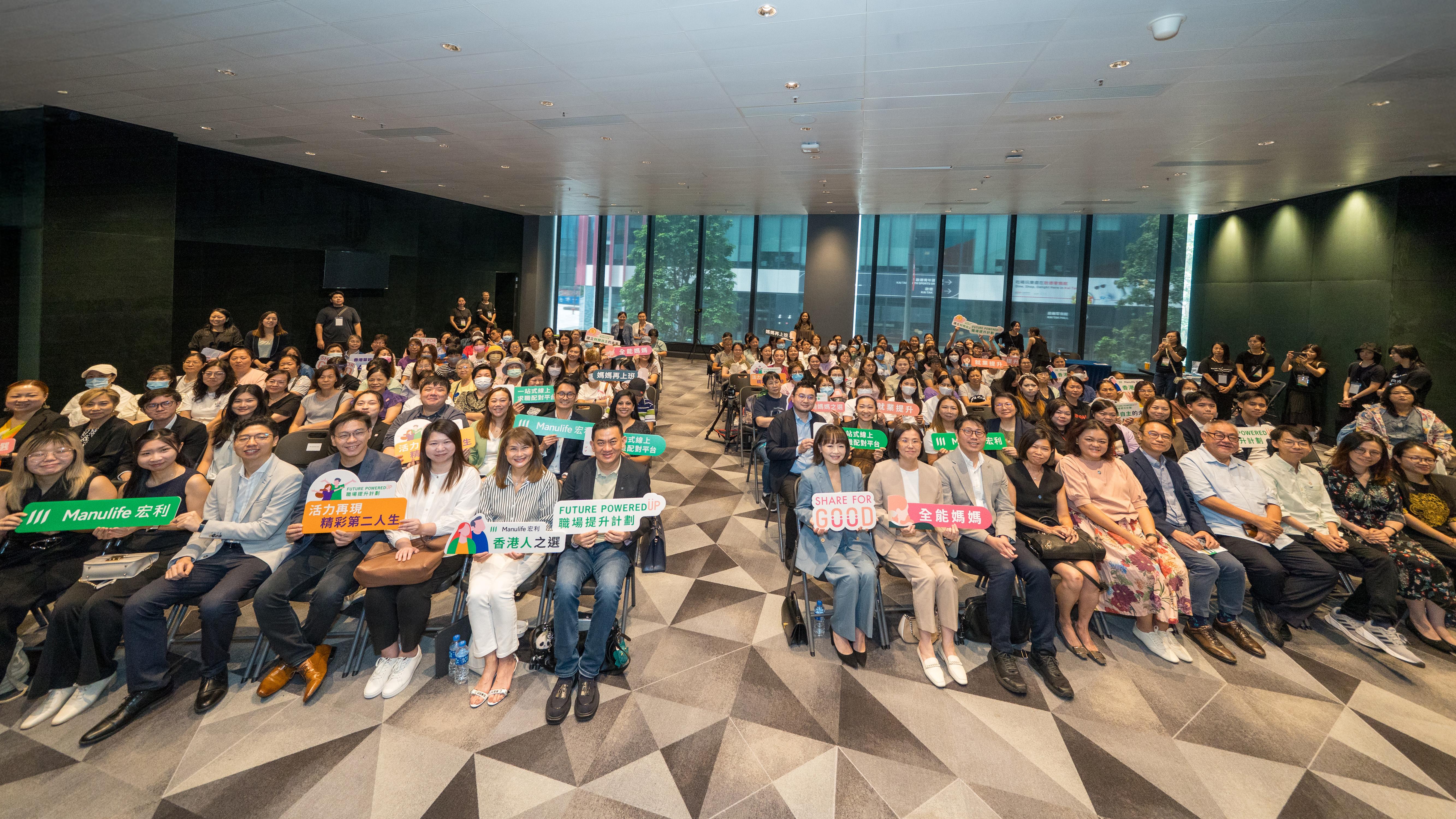 一眾主禮嘉賓與企業代表、受惠機構代表及參與計劃人士合照。