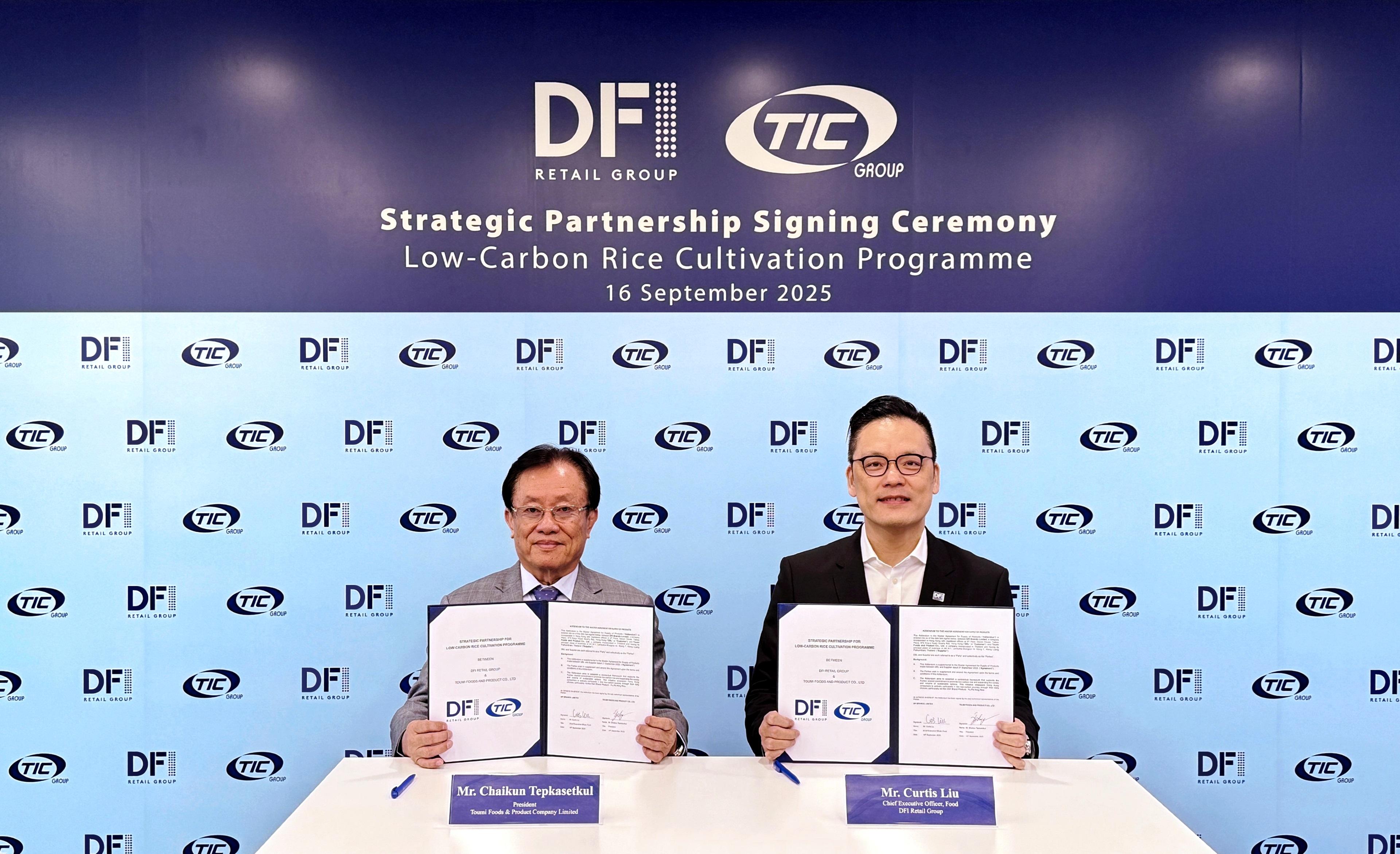 DFI 零售集團零售食品行政總裁劉曉恩(右)與 Toumi Foods and Product 公司總裁 Chaikun Tepkasetkul(左)宣布展開為期五年的合作夥伴關係,將於2026年生產並供應1,000公噸低碳米。