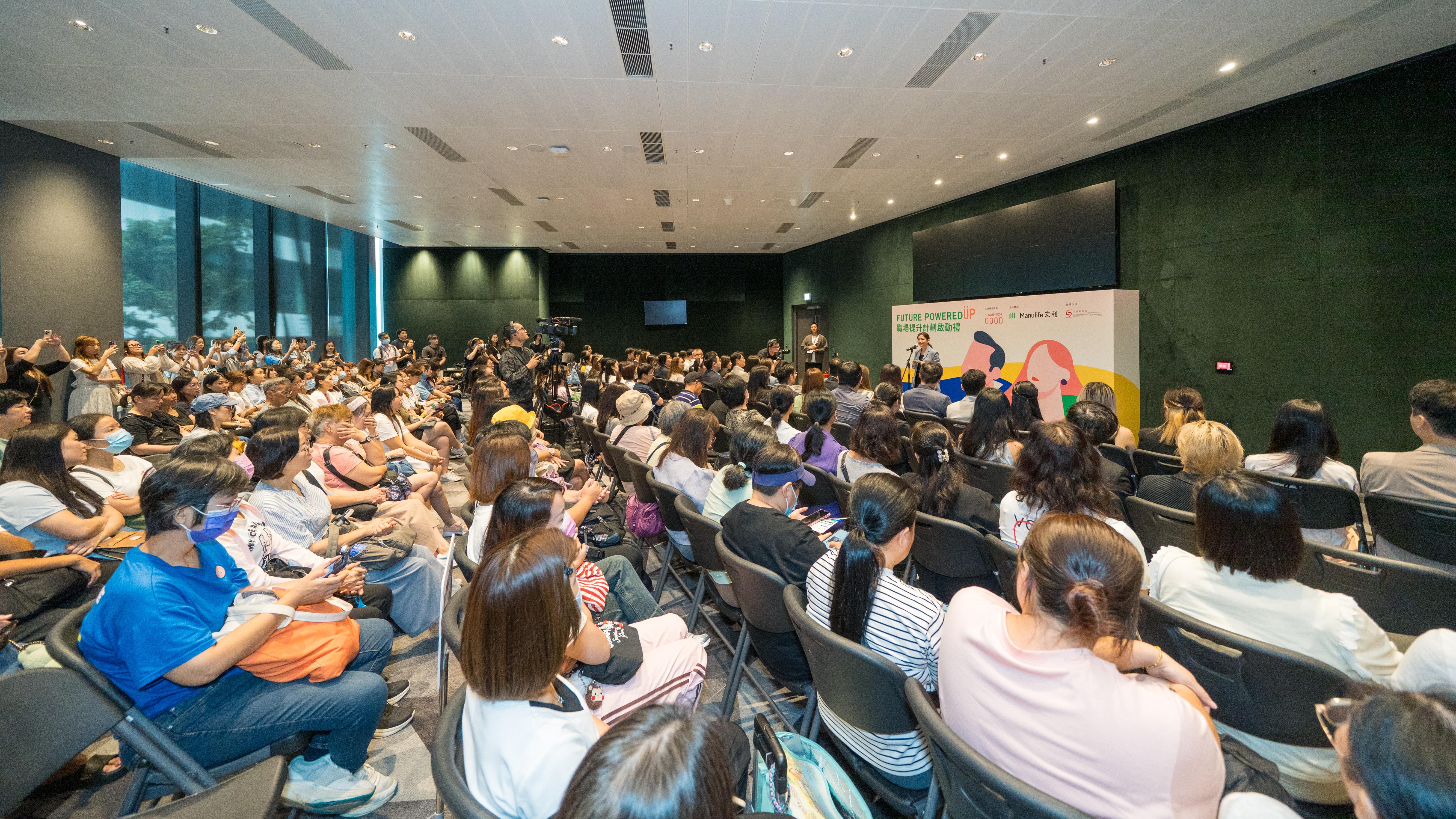 逾百名計劃參與者出席啟動禮。