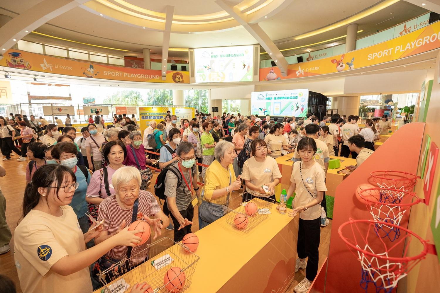 賽馬會「e健樂」成果分享暨長者同樂日透過攤位遊戲,讓長者重溫計劃所推廣的健康知識。