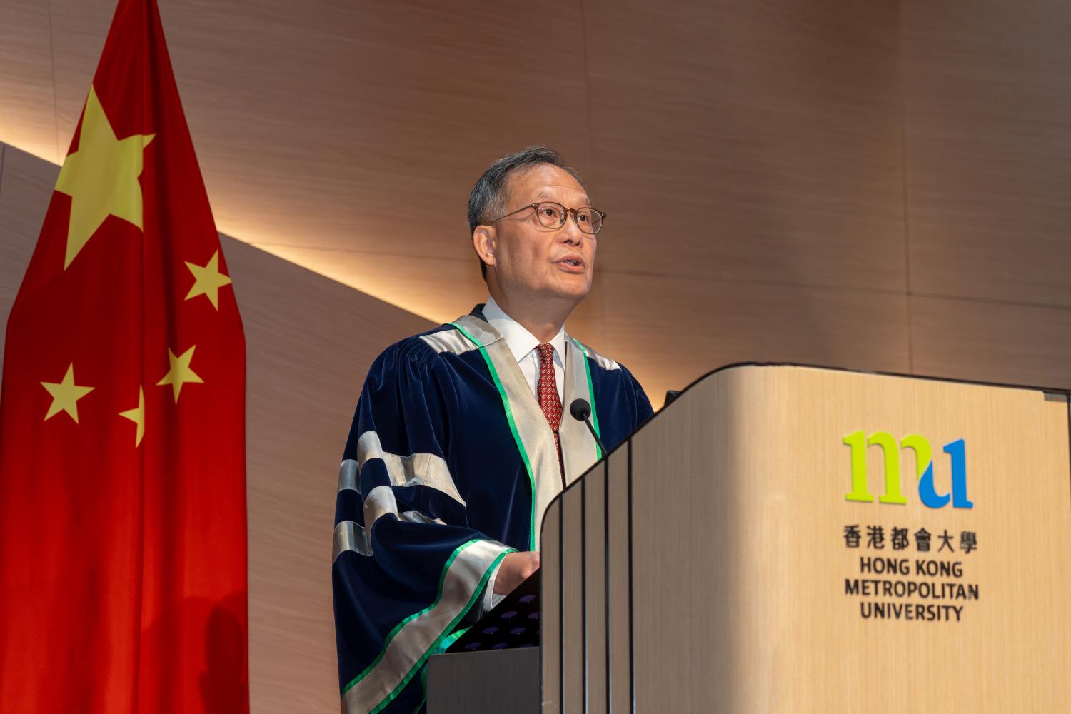 校長林群聲於迎新典禮上歡迎一眾加入都 大的本科新生。