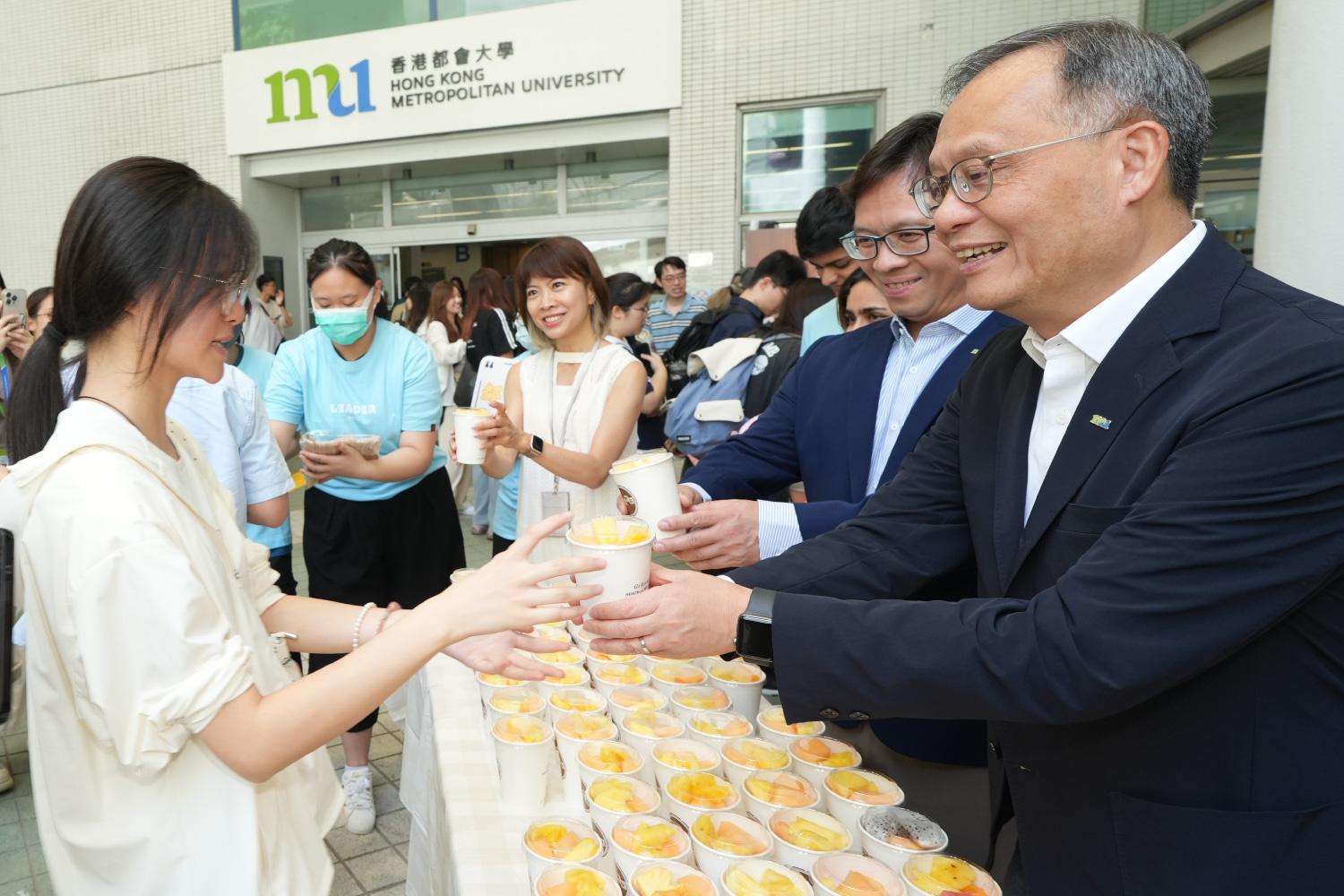 都大校長林群聲、副校長(研究及拓展)郭予光及學生事務長温滴霖,今天午飯時間在正校園歡迎學生回到校園,並為他們送上鮮 果杯,一同迎接豐盛新學年。