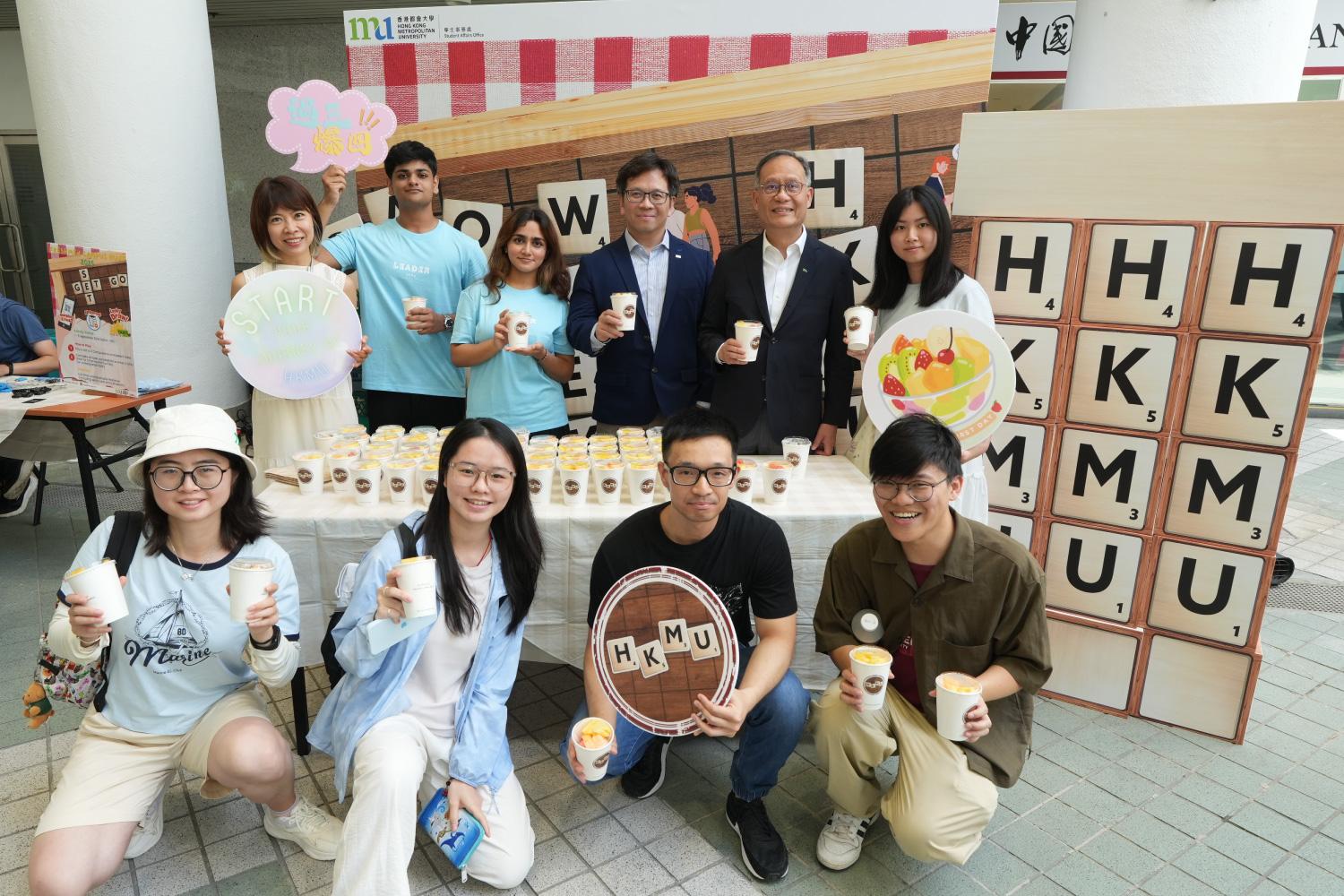 都大校長林群聲、副校長(研究及拓展)郭予光及學生事務長温滴霖,今天午飯時間在正校園歡迎學生回到校園,並為他們送上鮮果杯,一同迎接豐盛新學年。