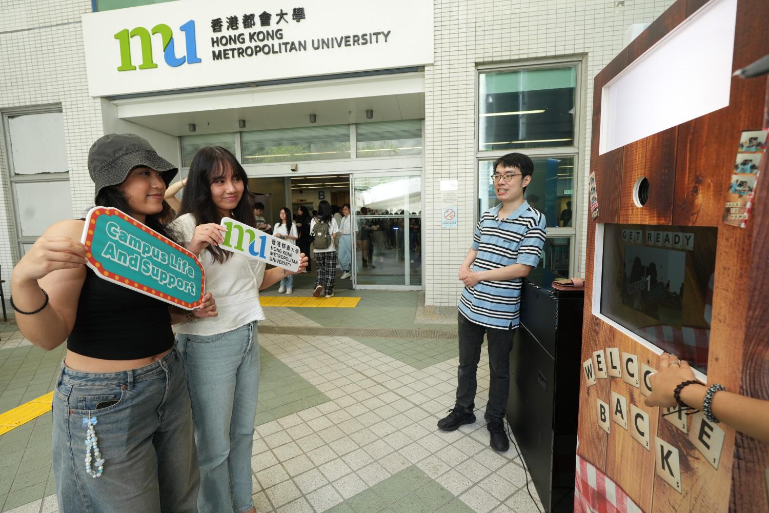 學生事務處在校園設置即影即有拍照機,讓同學為美好時刻留念 。