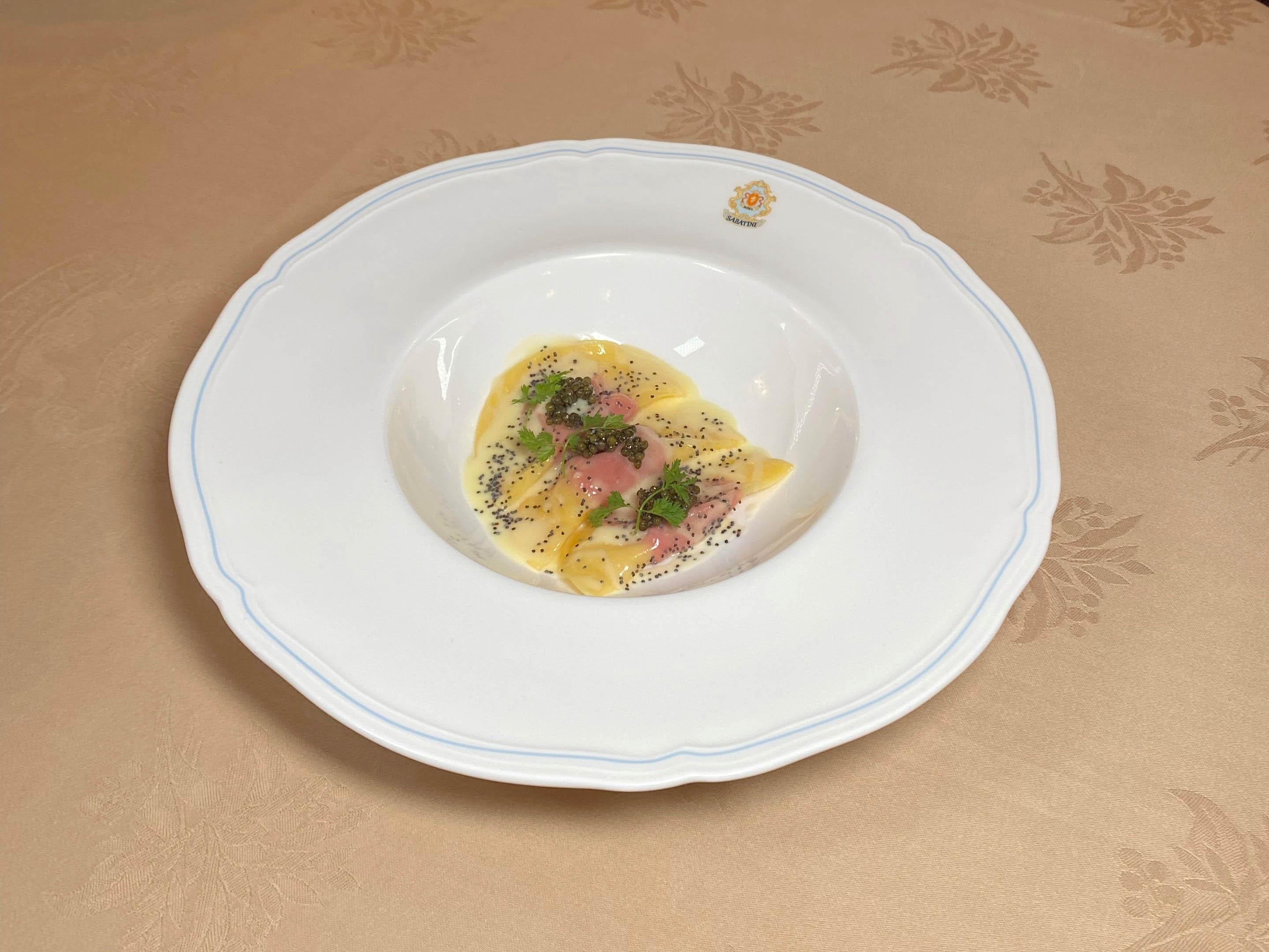 意大利半月形雲吞釀紅菜頭、法蘭契柯達汁、魚子醬