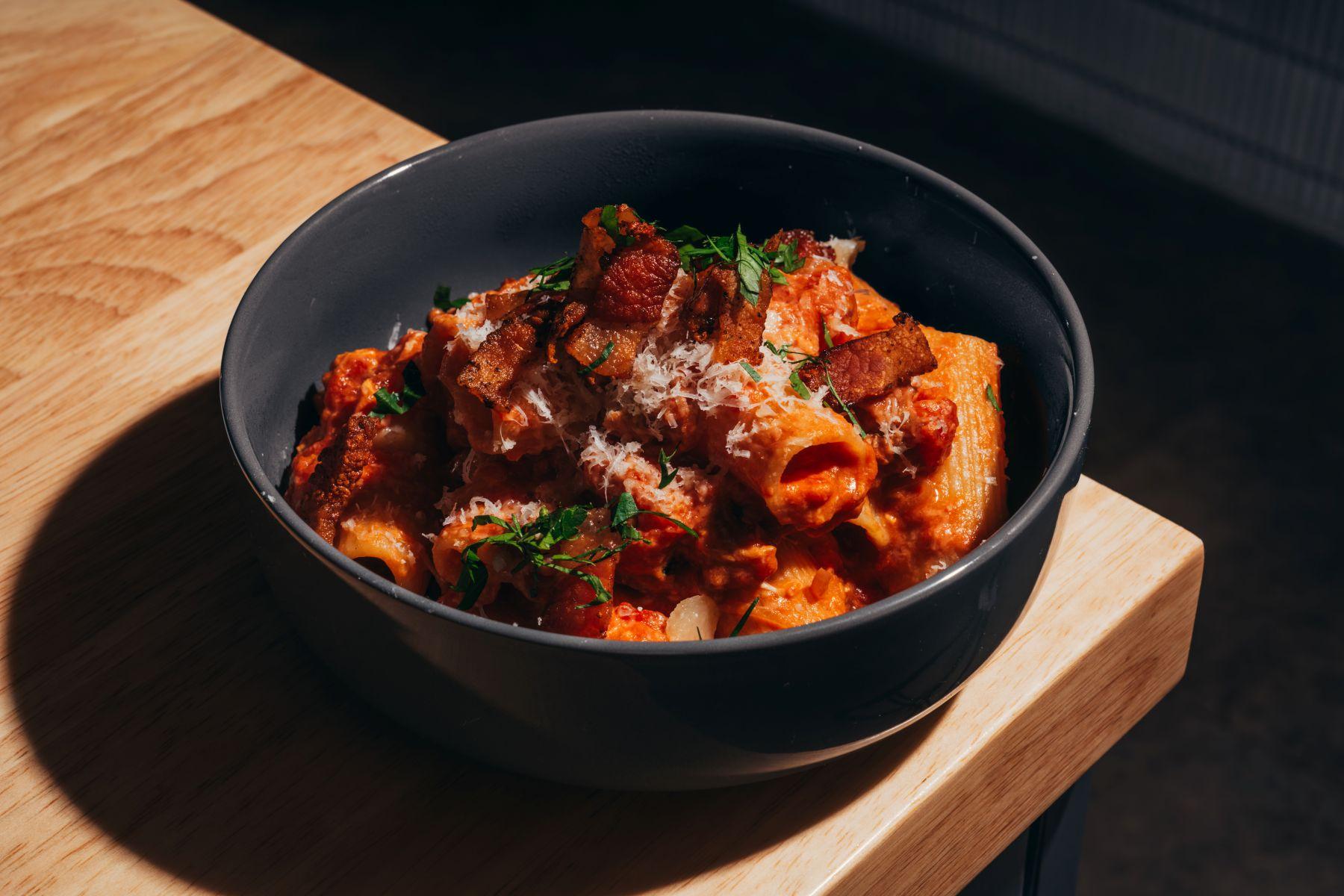 Zozzona粗管意粉($158)材料有意大利風乾豬頰肉、自家製香腸、意大利聖馬札諾番茄及日本地雞雞蛋黃。