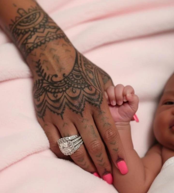 Rihanna湊女都戴咁大隻鑽石戒指。