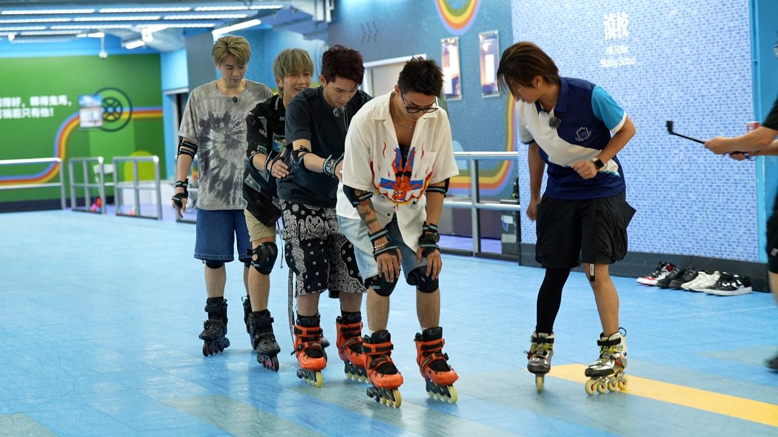 AK、Lokman、Atlon和Frankie在《夜粥先生幾多點》節目中踩roller。