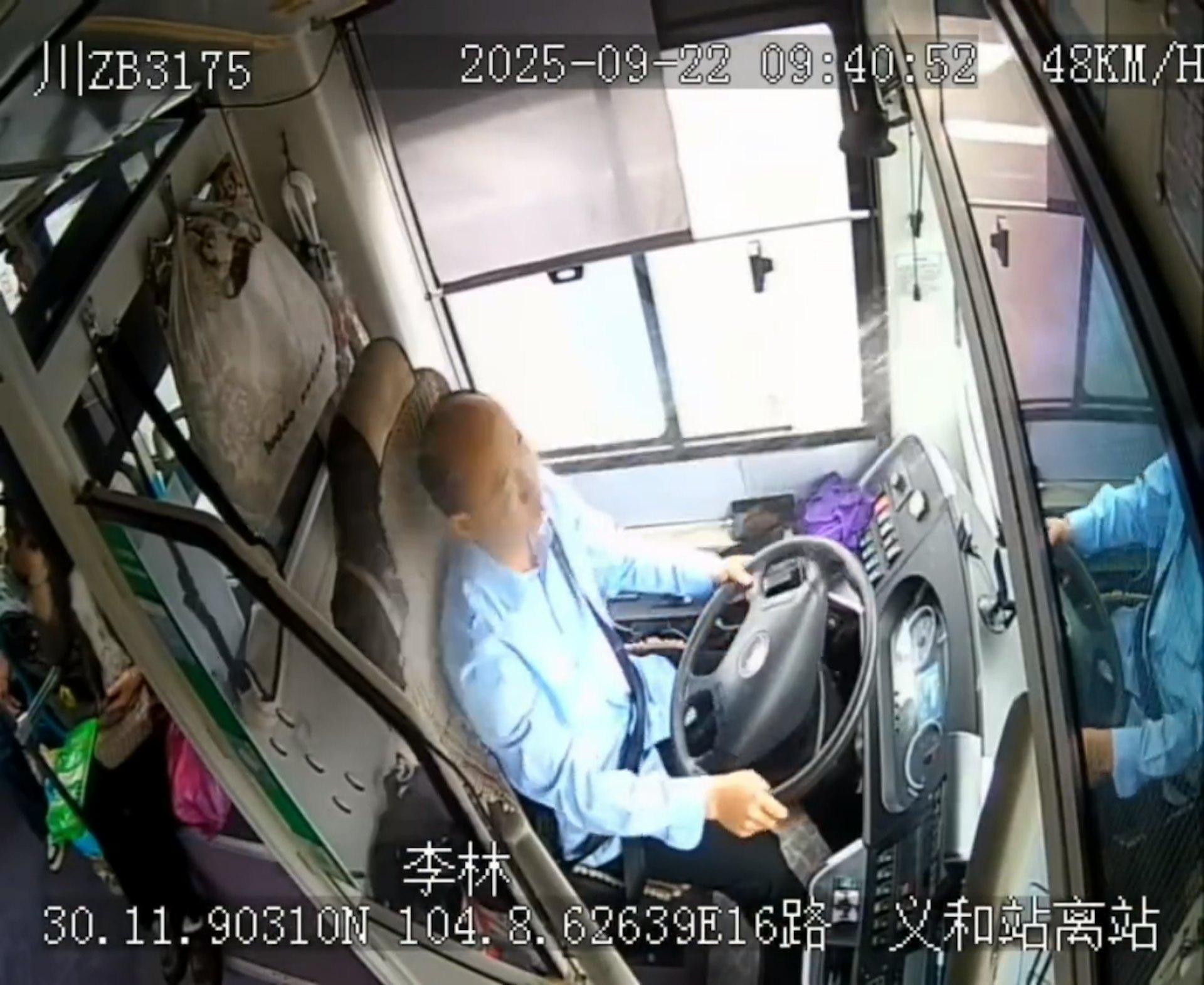 事發於22日上午9時40分,巴士司機李林駕駛巴士載著16名乘客行經國道時,一塊突然飛來的鋼筋擊碎前擋風玻璃。飛濺的玻璃碎片刺傷李林雙眼,導致他視力幾近失明,臉部開始流血。