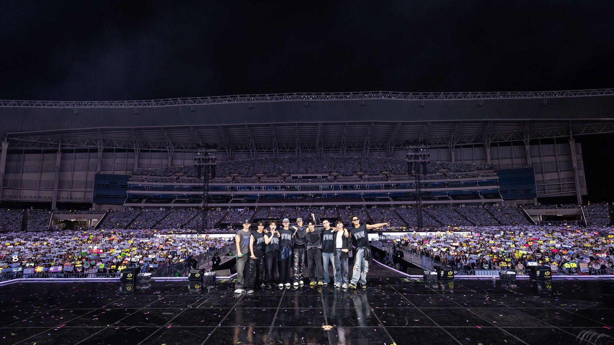 SEVENTEEN在台上與歌迷大合照。