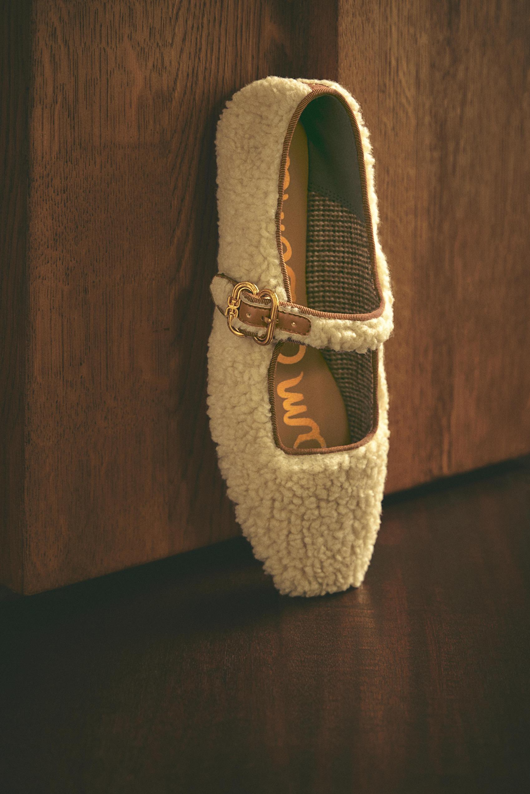 MICHAELA($1,400):MICHAELA推出羊羔絨及絲絨材質版本,經典瑪麗珍鞋型配搭溫暖材質,優雅方頭設計提升舒適度,柔軟保暖兼具時尚感。