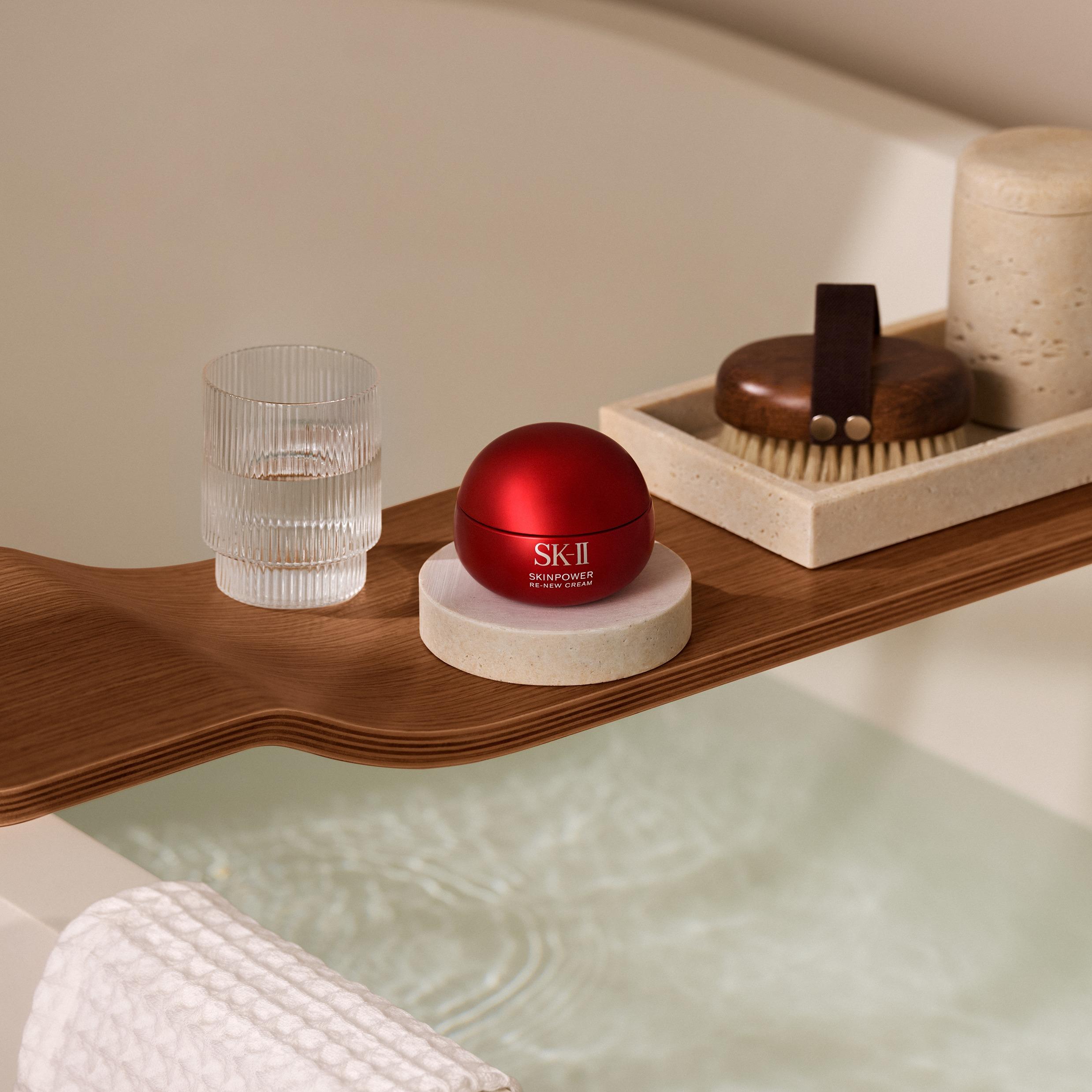 SK-II SKINPOWER 煥顏能量精華霜(Plump 蘋大紅球) $1,050/50g、$1,540/80g、$1,780/100g