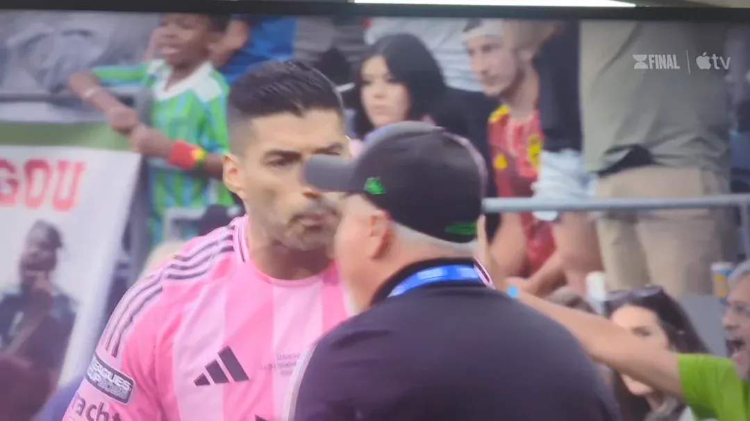 蘇亞雷斯賽後向對手職員吐口水。(網上圖片)