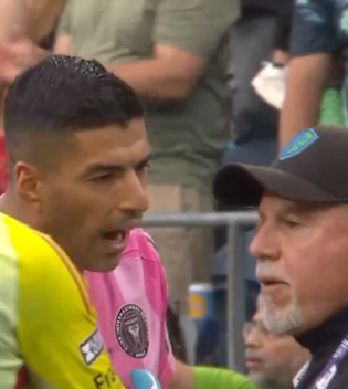 國際邁亞密前鋒蘇亞雷斯(Luis Suarez)在中北美洲聯賽盃鬥西雅圖海灣者時吐口水。(影片截圖)