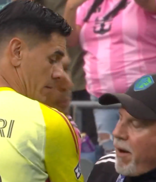 國際邁亞密前鋒蘇亞雷斯(Luis Suarez)在中北美洲聯賽盃鬥西雅圖海灣者時吐口水。(影片截圖)