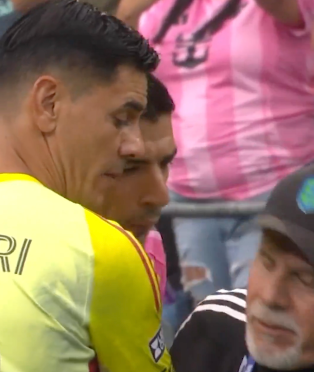 國際邁亞密前鋒蘇亞雷斯(Luis Suarez)在中北美洲聯賽盃鬥西雅圖海灣者時吐口水。(影片截圖)