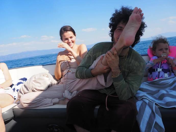 Benny興起時更會捉著Selena的腳親吻。