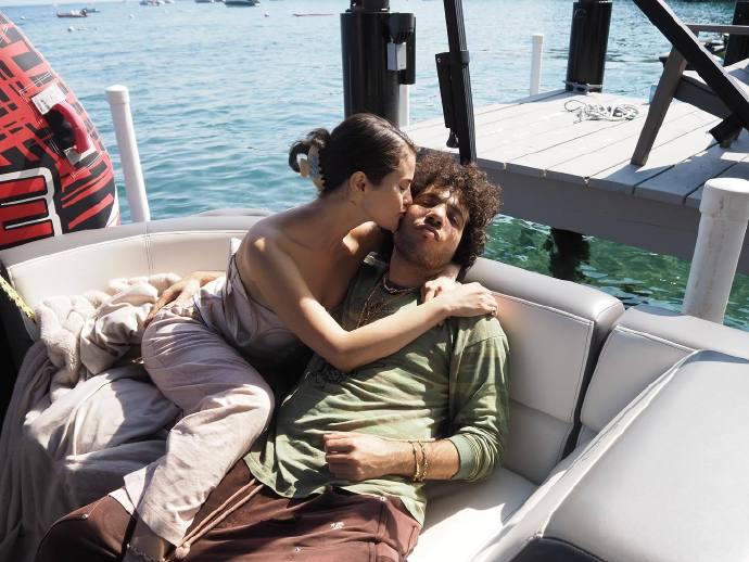 相中的Benny與Selena,非常享受畫面甜蜜的湖泊區生活。