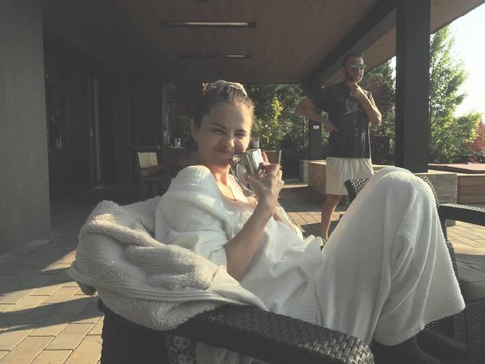 一臉幸福的Selena,眼裡充滿著愛。