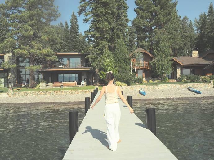 有傳Selena與Benny於本月舉行婚禮,不知是否在這湖泊區。