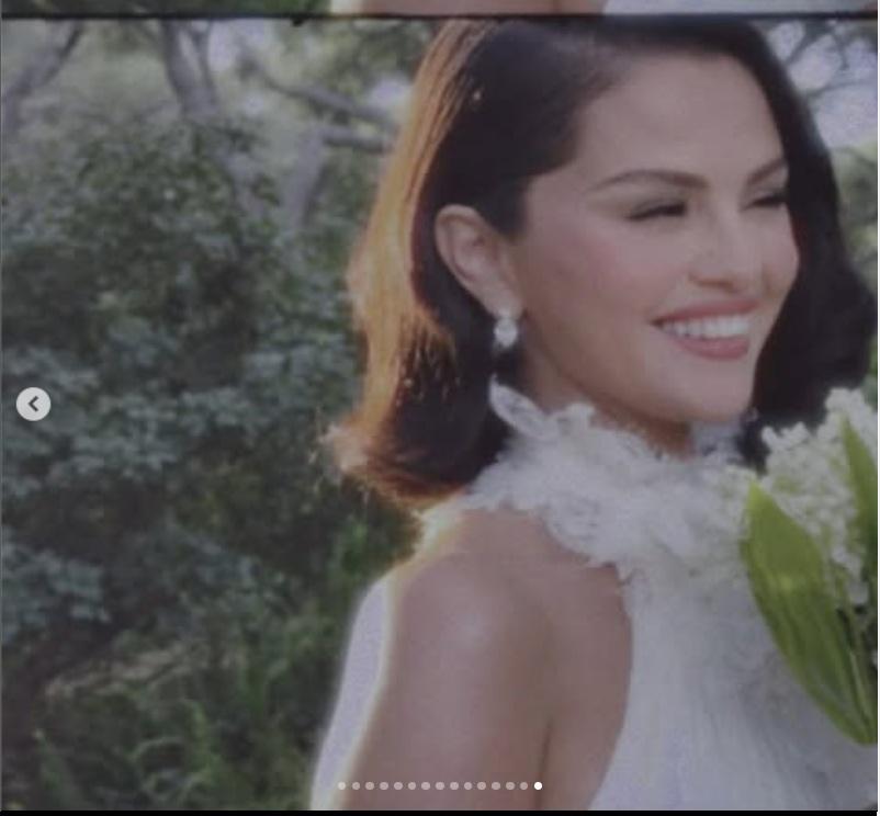 Selena Gomez的婚紗簡潔優雅,配合復古波浪髮型非常清雅。