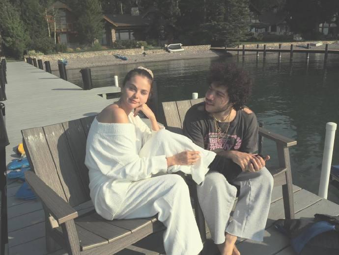 Benny似乎對Selena的腳掌非常感興趣,多張相都見期緊緊扼著。