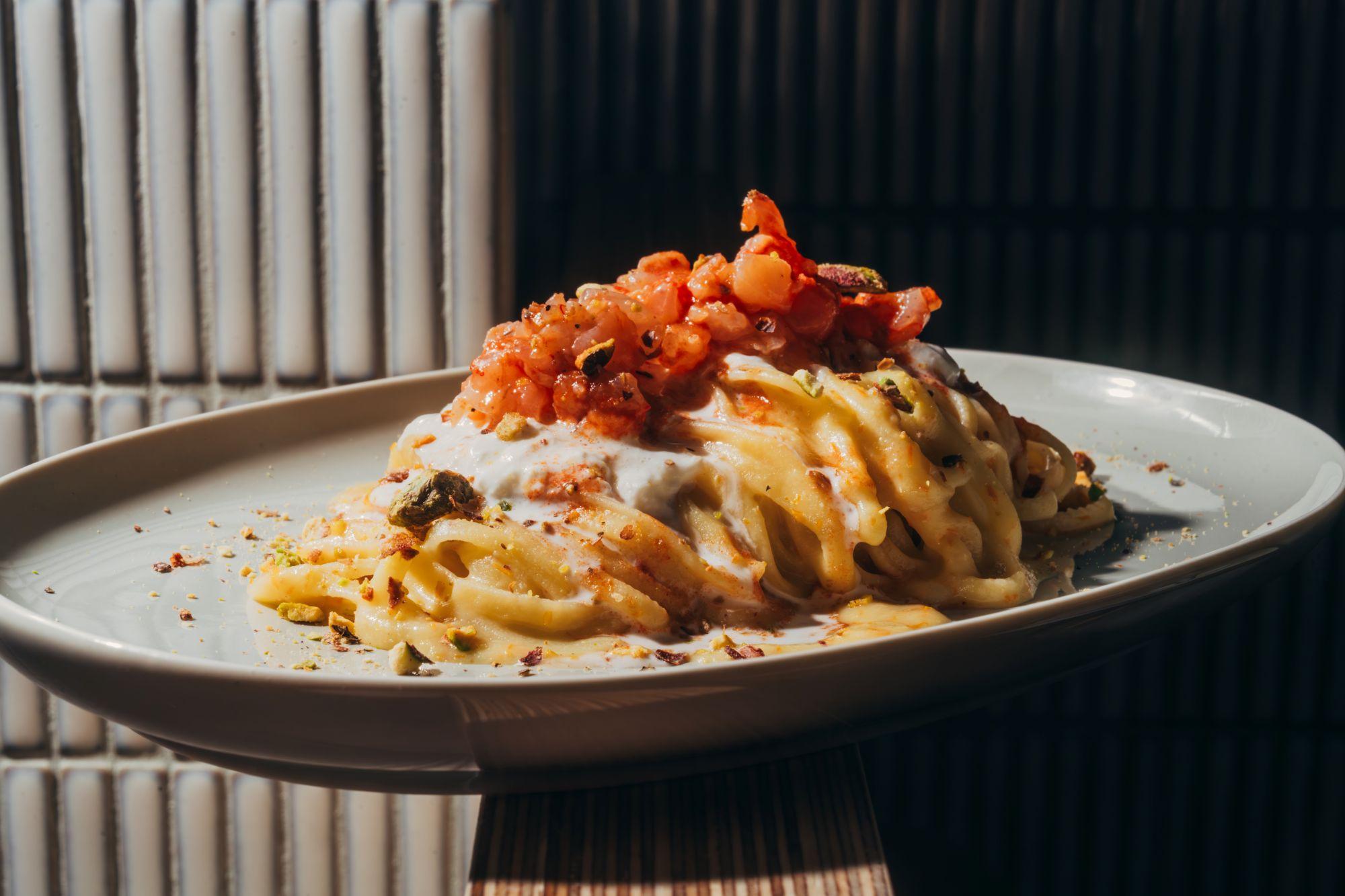 西西里紅蝦扁意粉($238)伴以絲綢芝士與開心果,散發細膩而豐潤的海洋鮮甜。