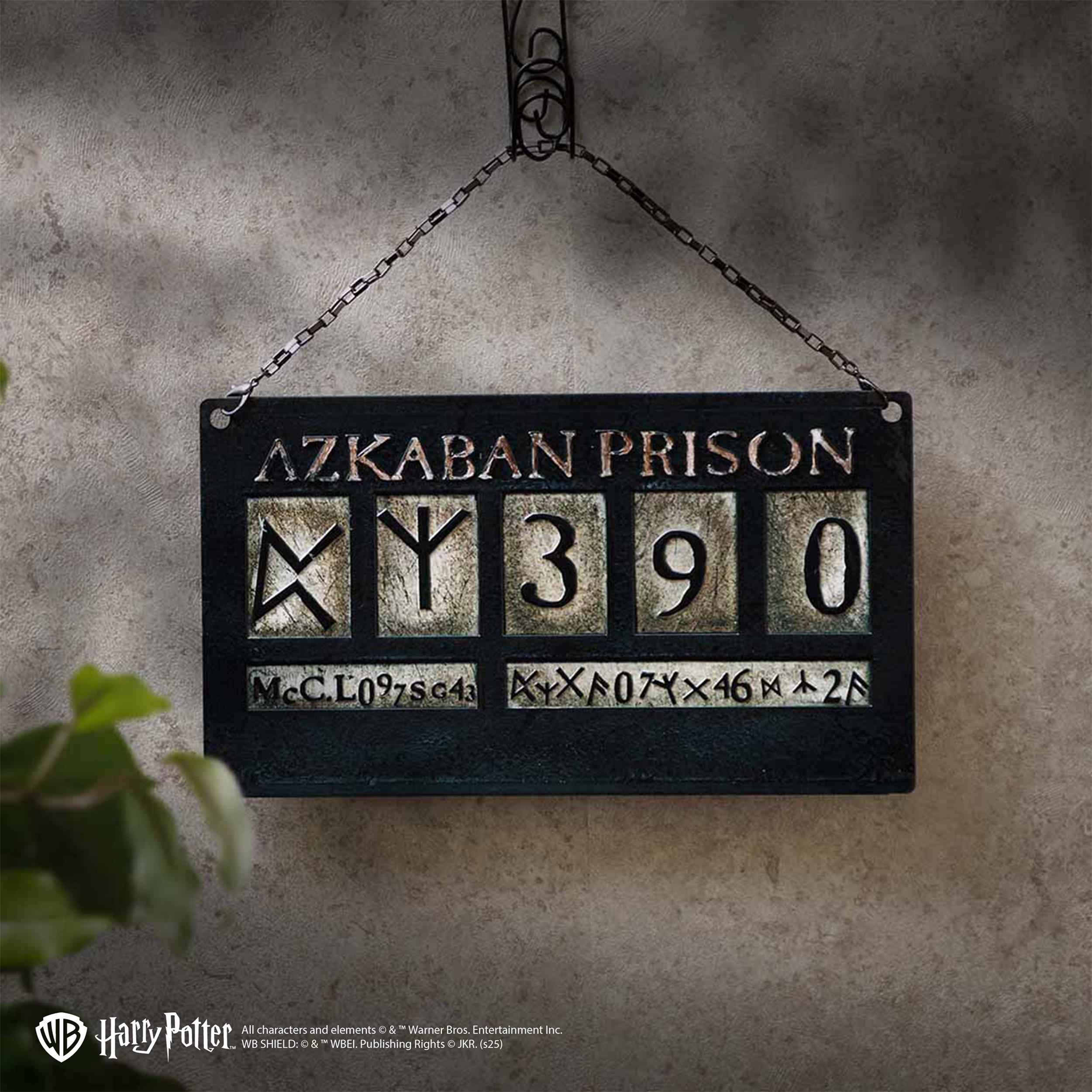 天狼星(Sirius Black)疑犯照相板掛件裝飾 $550:天狼星疑犯照相板化身成獨特的掛件裝飾品,金屬凹凸壓字圖案增添質感,為房間增添神秘氛圍。