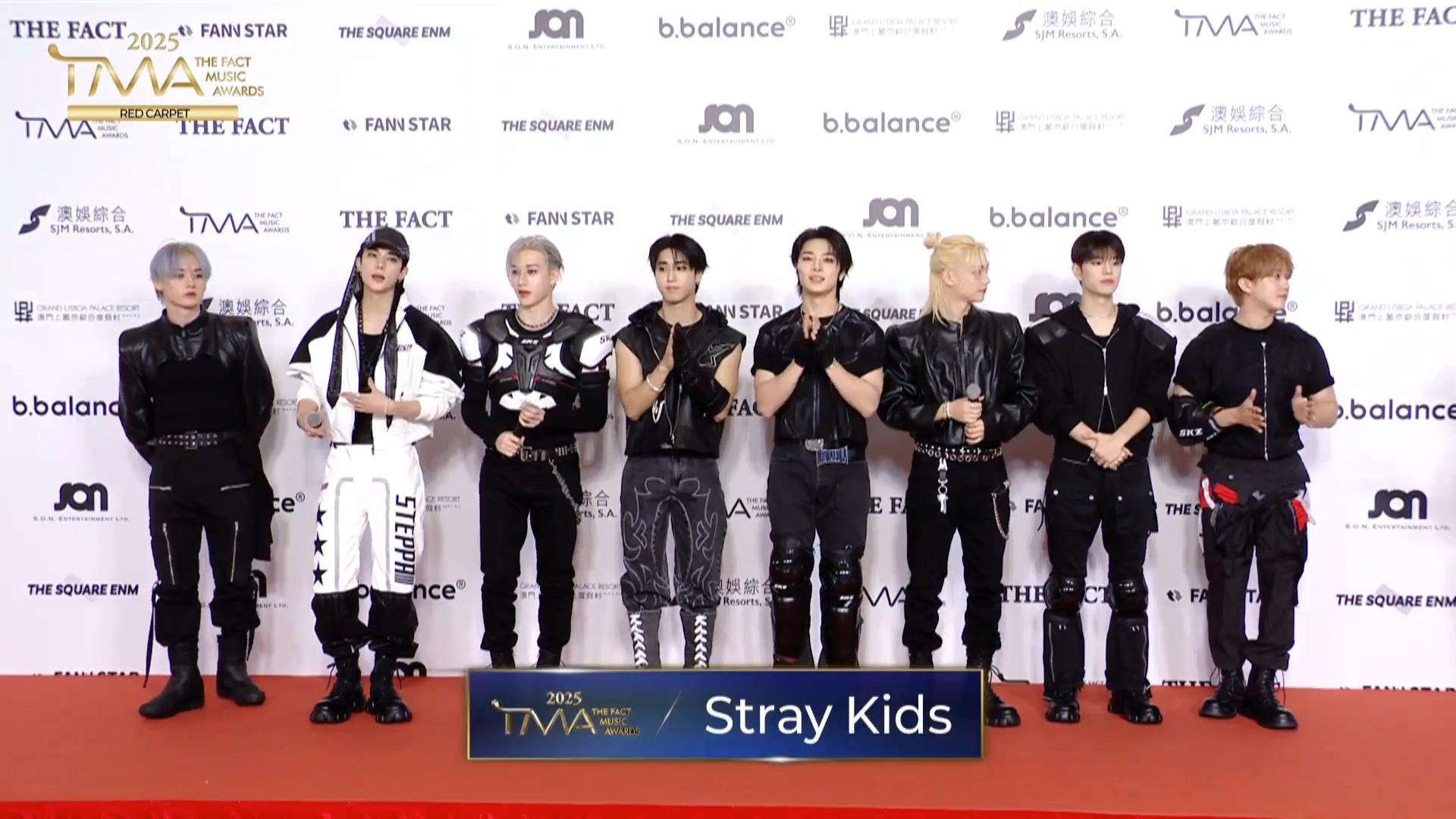 StrayKids於澳門出席韓國音樂盛典《2025 The Fact Music Awards》行紅地氈。(直播截圖)