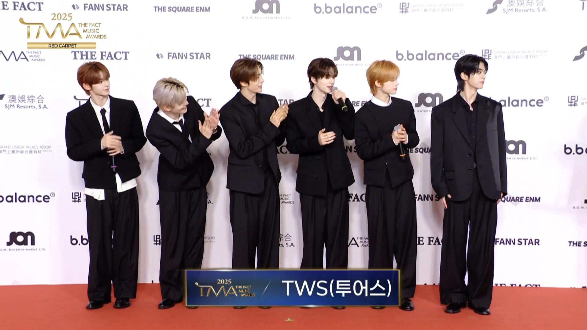 TWS現身澳門出席《2025 The Fact Music Awards》行紅地氈。(直播截圖)