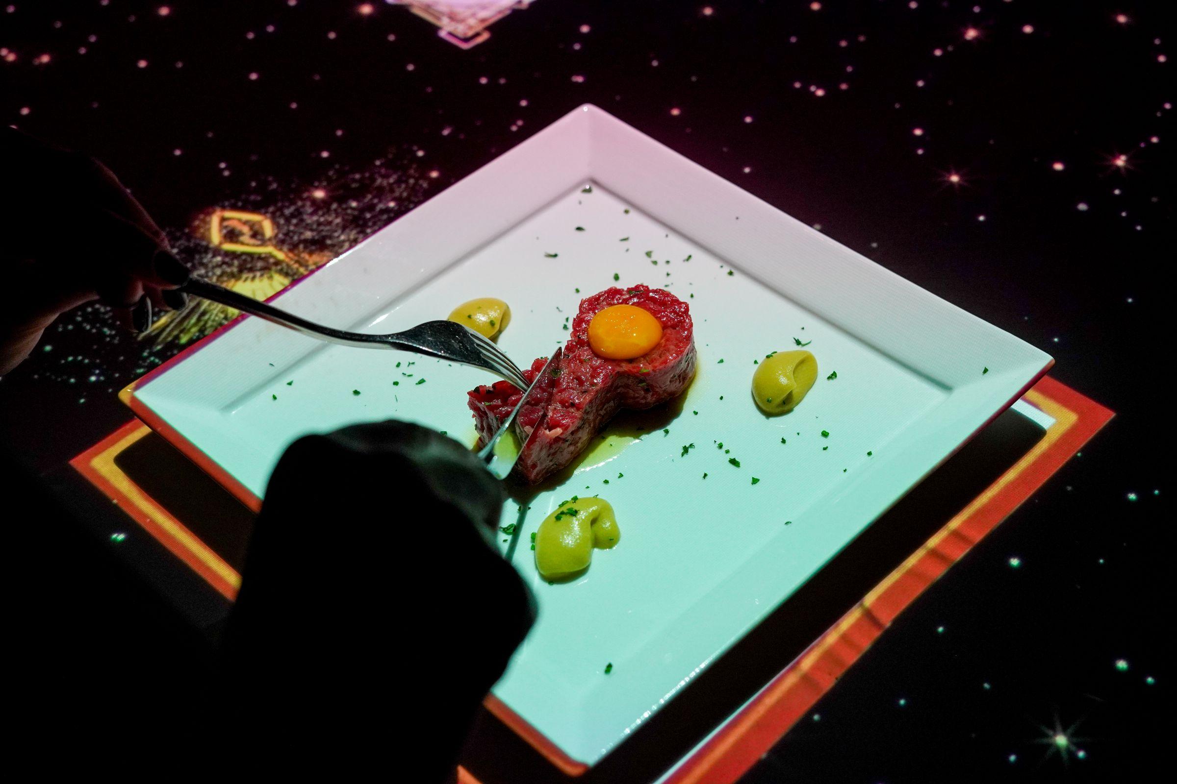 皇家他他:生牛肉他他配蛋黃及酸豆