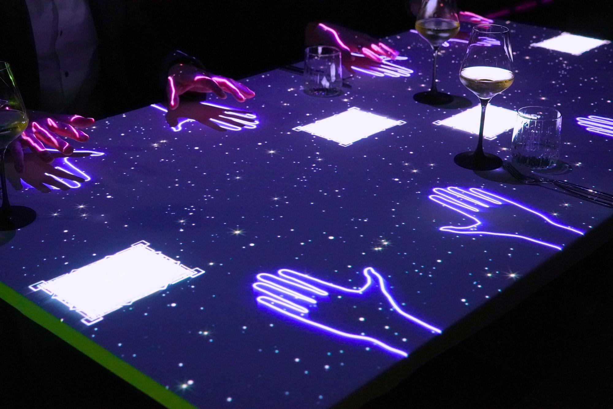 「魔幻餐桌」透過3D投影技術,將餐桌化身為故事舞台。