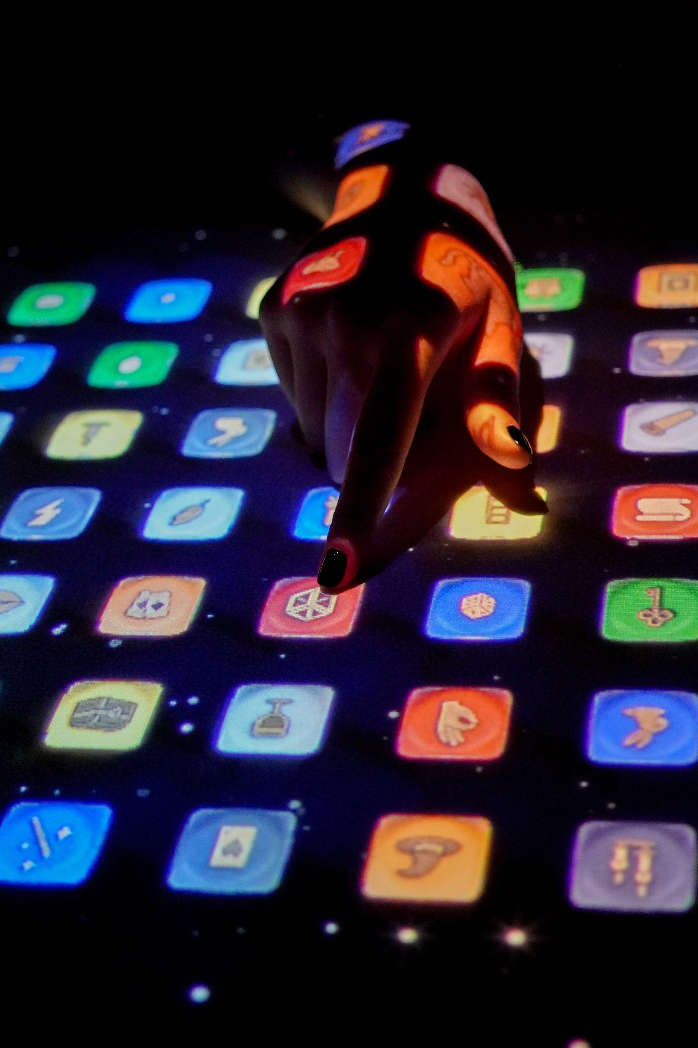 客人跟隨故事情節,作出選擇,可改寫故事劇情。