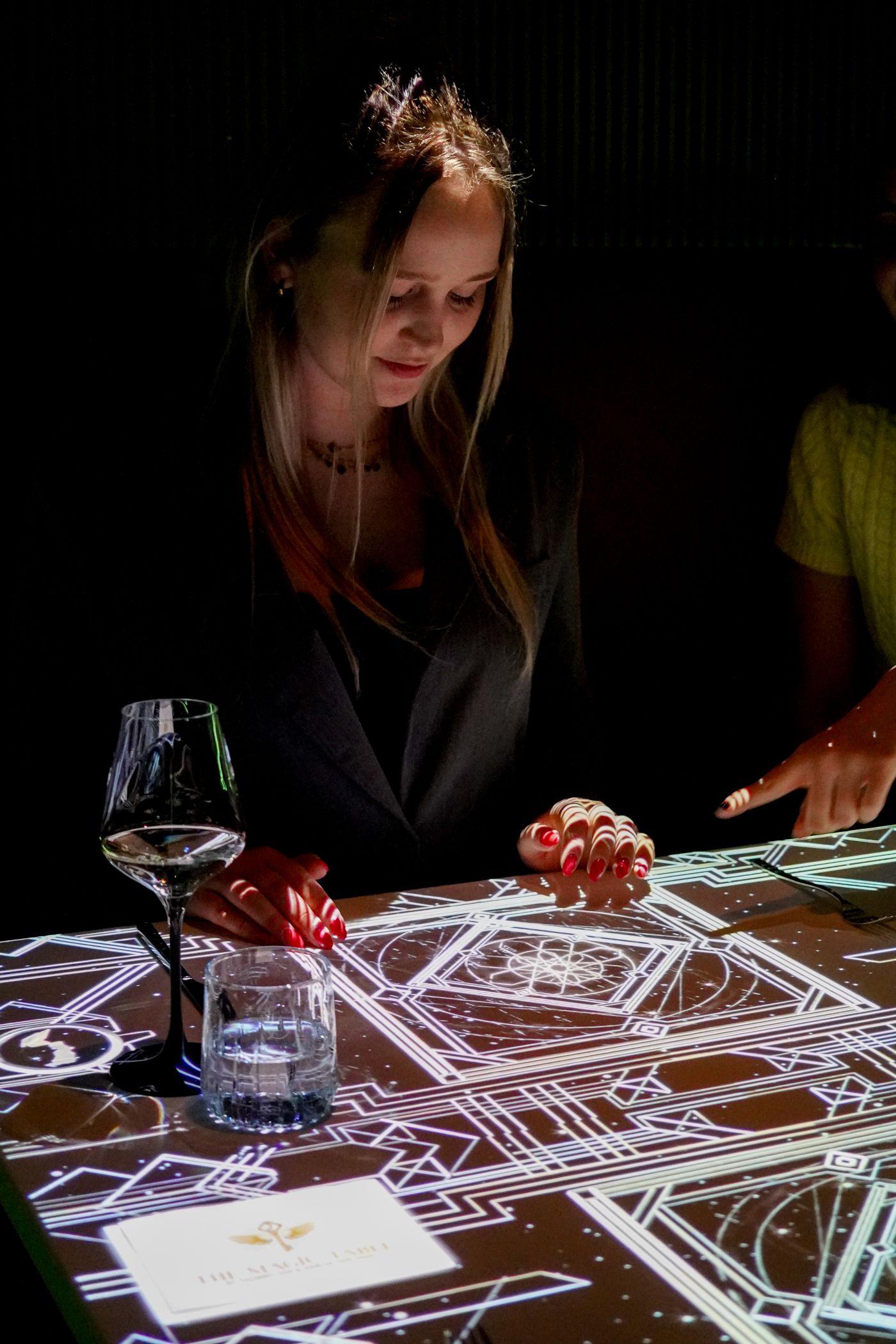 「魔幻餐桌」源自世界著名魔術師組合The Clairvoyants。