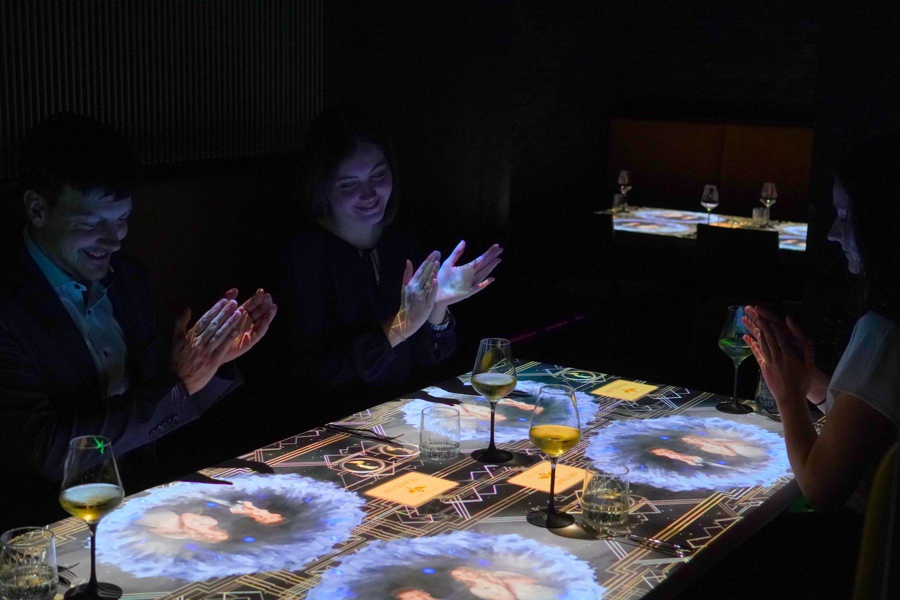 全球首演的「魔幻餐桌」,將精緻視覺系餐飲結合沉浸式魔術劇場。