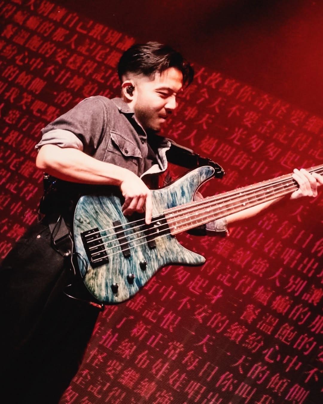 The Hertz低音結他手Ray。