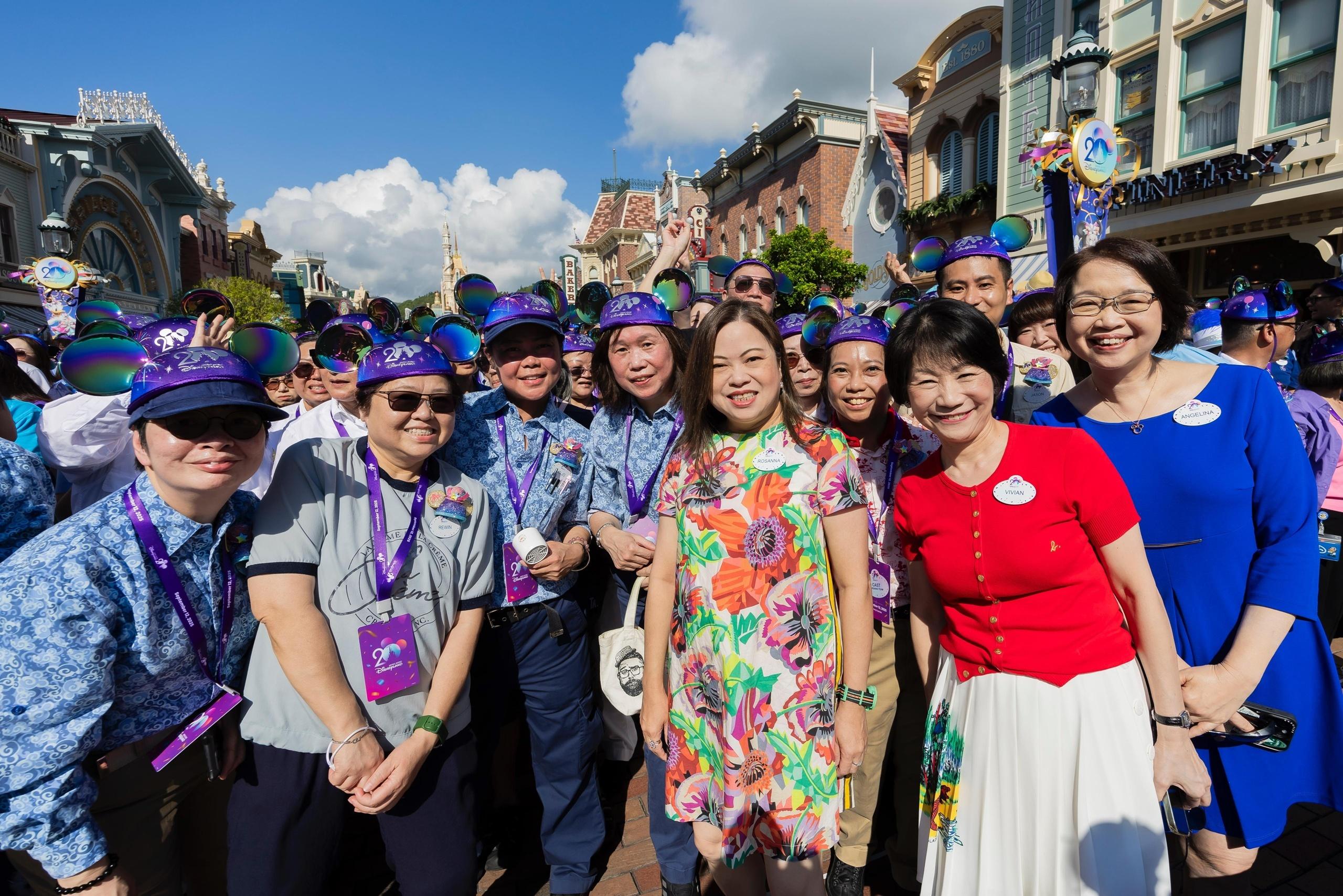 羅淑佩與迪士尼員工合照(香港迪士尼提供)