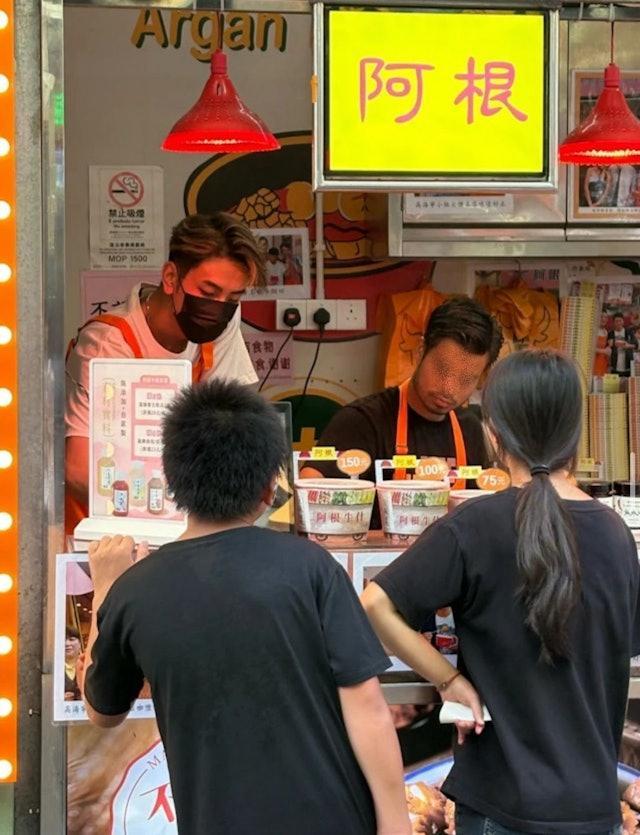 近日澳門一間網紅牛雜店員工被封為「山寨吳卓羲」。