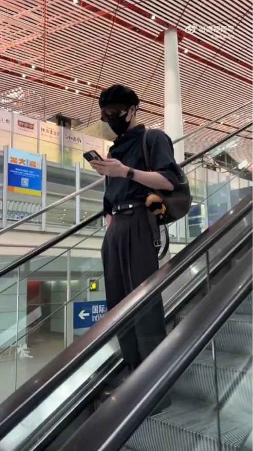 有大陸網民見到檀健次獨個兒坐鐵路到機場。