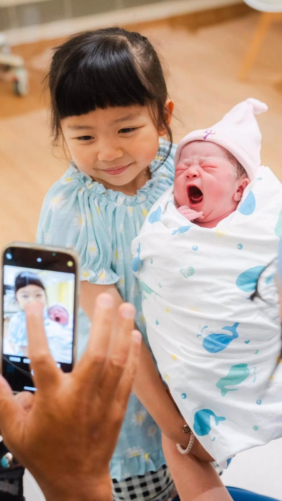 黃澤鋒在IG宣布太太順利誕下B女的好消息。