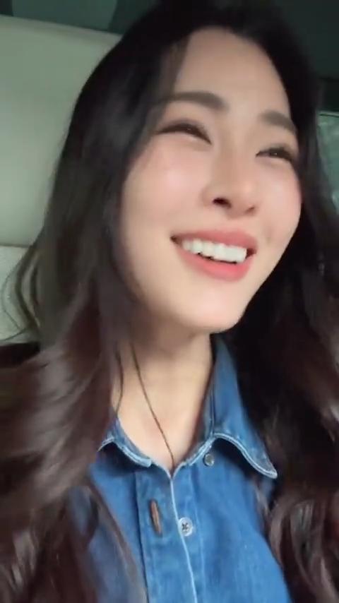 鄺玲玲見到有香港fans提及佘詩曼公開約食飯的訪問,她非常開心,更表示會取消所有行程跟對方見面。