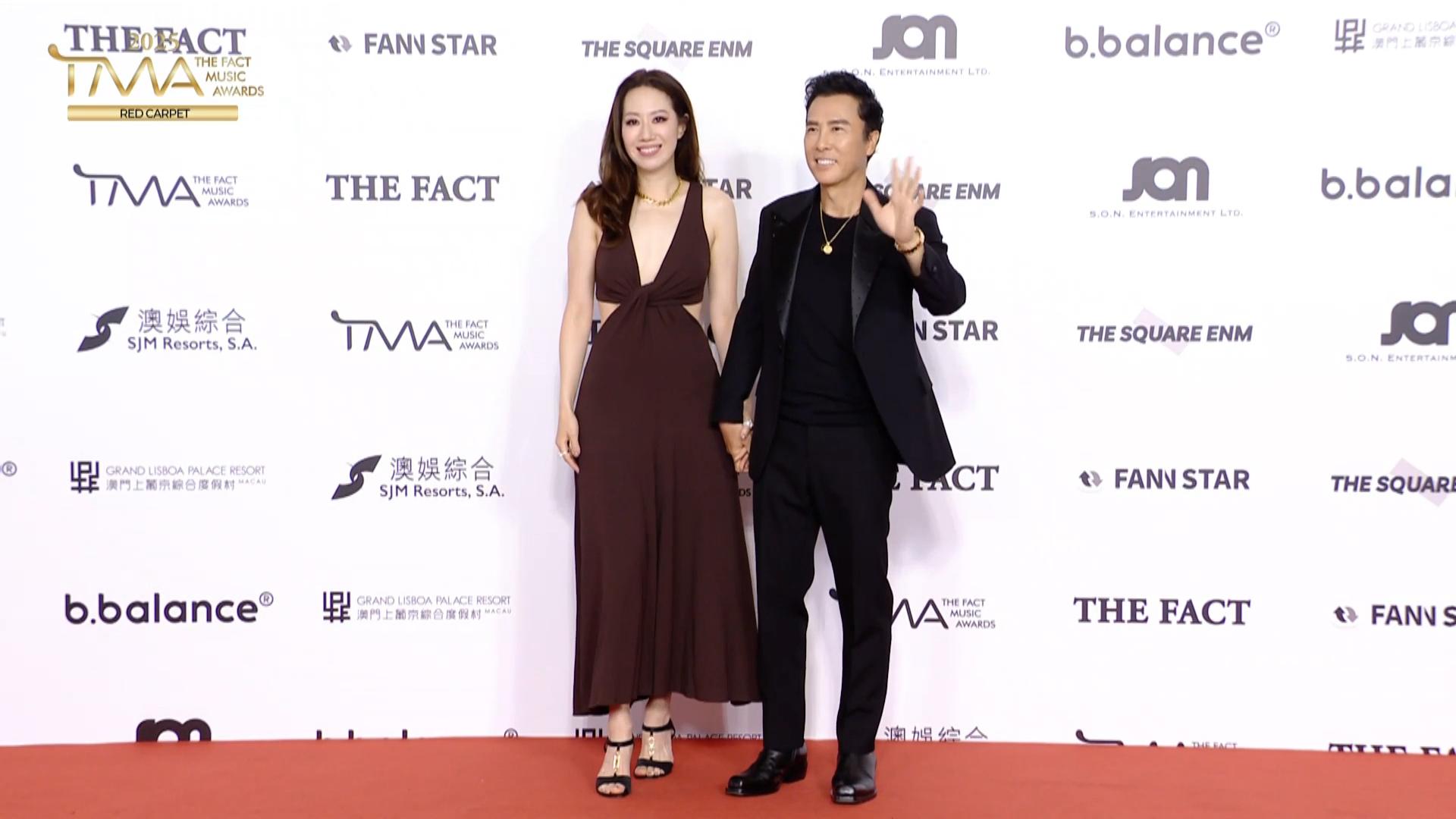 2025 The Fact Music Awards》頒獎嘉賓,與太太汪詩詩行紅地氈。(直播截圖)