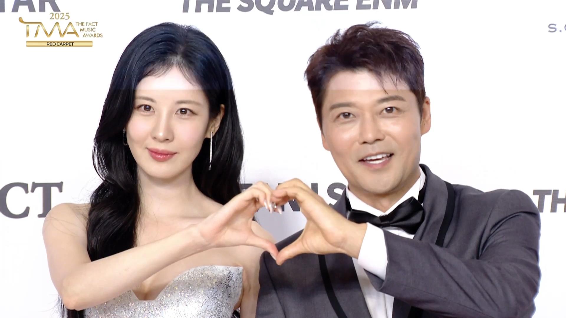 徐玄和全炫茂擔任韓國音樂盛典《2025 The Fact Music Awards》司儀。(直播截圖)