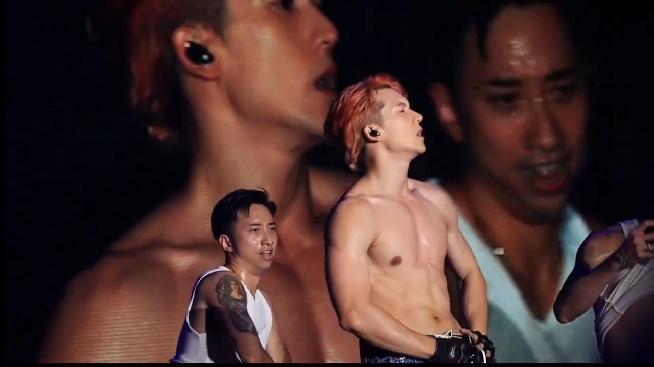 關智斌Kenny唱至《Lala世界》時,他脫去白色背衫,結實的胸肌、手臂、六嚿腹肌盡收眼簾。(網上影片截圖)