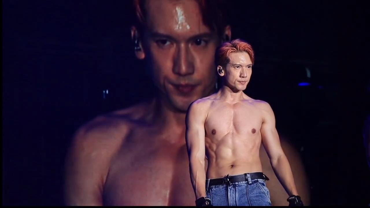 關智斌Kenny唱至《Lala世界》時，他脫去白色背衫，結實的胸肌、手臂、六嚿腹肌盡收眼簾。(網上影片截圖)